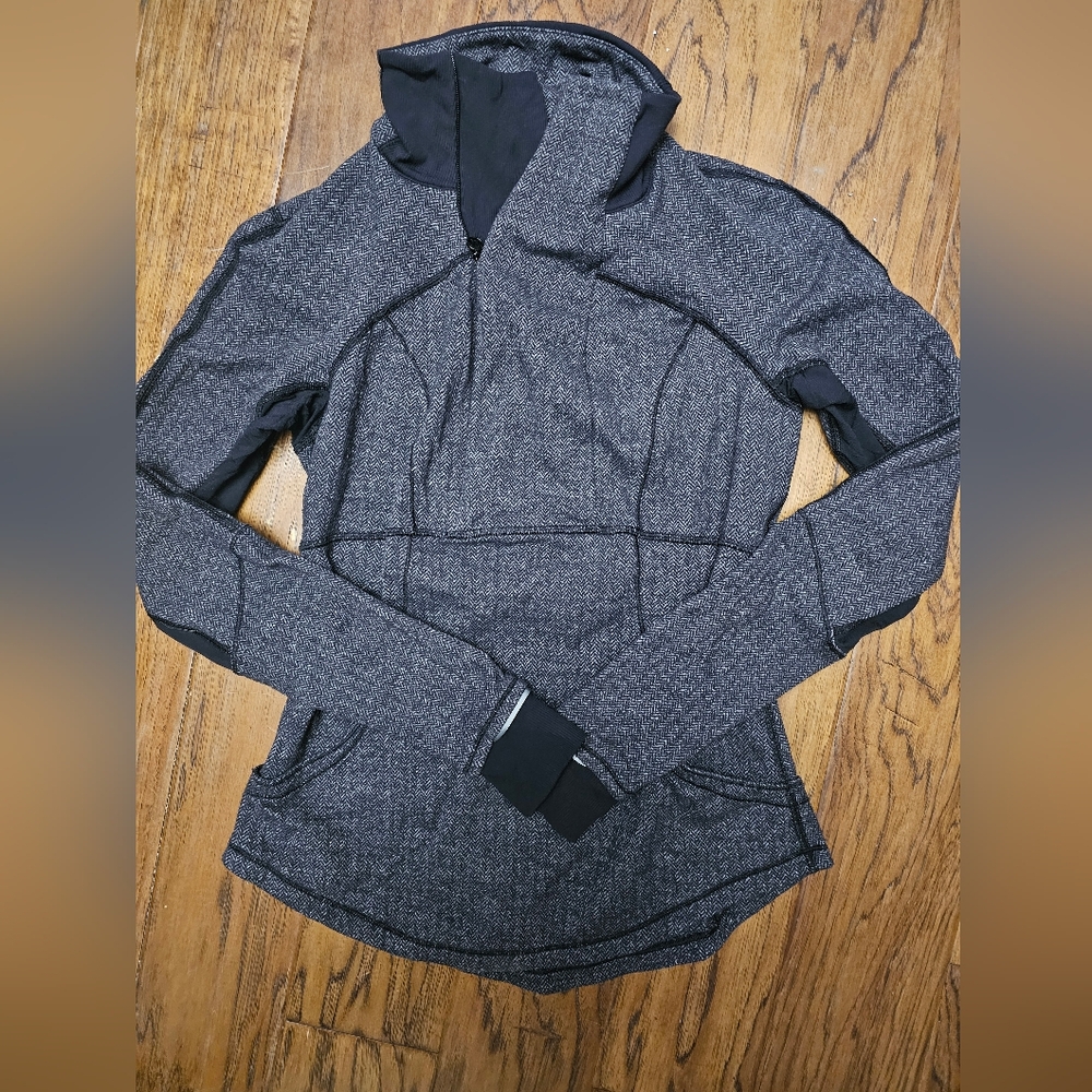 Lululemon Quart zip Sz 6